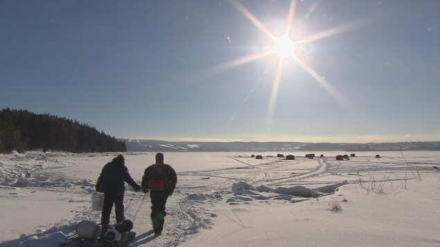 Des gens qui pêchent dans le secteur de l'Anse-à-Benjamin.