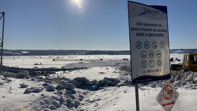 Un affiche devant une baie glacée l'hiver.