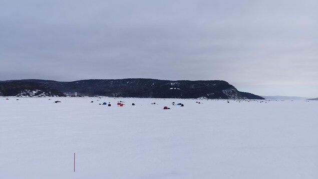 des tentes sur la glace