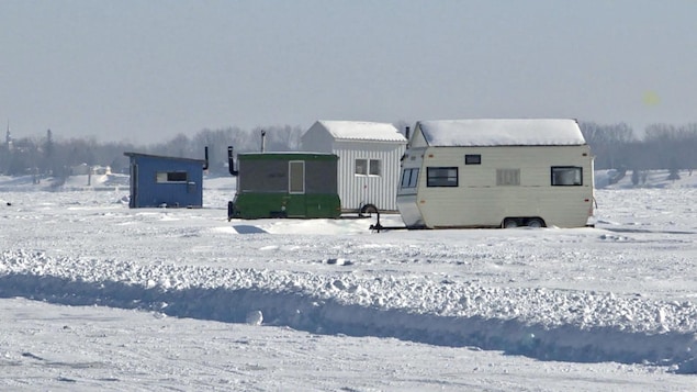 Des cabanes de pêche installées sur la glace.