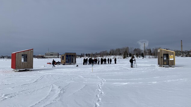 Des cabanes à pêche sur un lac gelé.