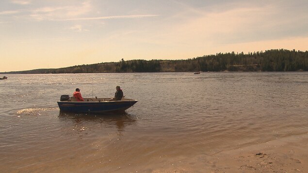 Deux pêcheurs dans une embarcation Deux pêcheurs dans une embarcation