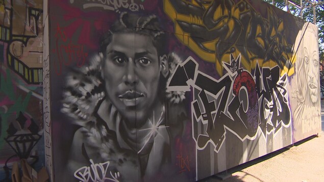 Le visage de Jamal Francique est peint en noir et blanc sur un mur.
