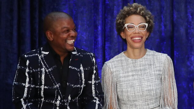 Les peintres Kehinde Wiley et Amy Sherald, assis sur une scène, sourient. Les peintres Kehinde Wiley et Amy Sherald, assis sur une scène, sourient.