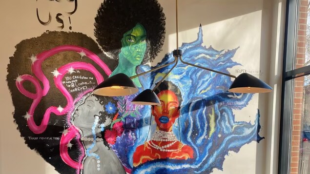 Des élèves peignent une murale pour célébrer le Mois de l’histoire des Noirs