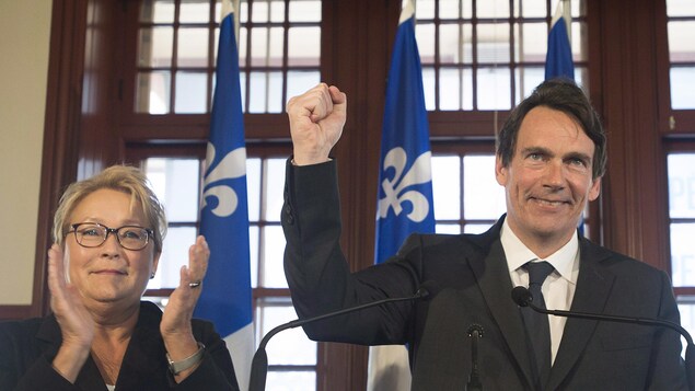 Pierre Karl Péladeau lève le poing en compagnie de Pauline Marois.