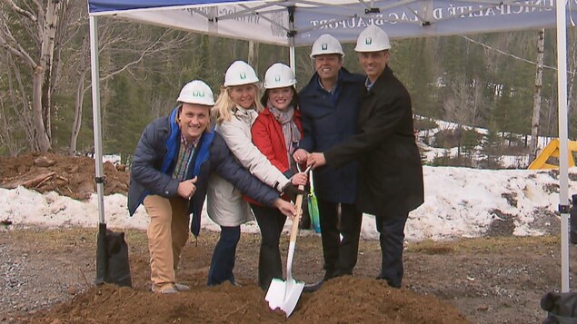 La ministre déléguée aux Transports et députée de Chauveau, Véronyque Tremblay était présente pour soulever la première pelletée de terre du projet de bâtiment de service des Sentiers du Moulin à Lac-Beauport La ministre déléguée aux Transports et députée de Chauveau, Véronyque Tremblay était présente pour soulever la première pelletée de terre du projet de bâtiment de service des Sentiers du Moulin à Lac-Beauport