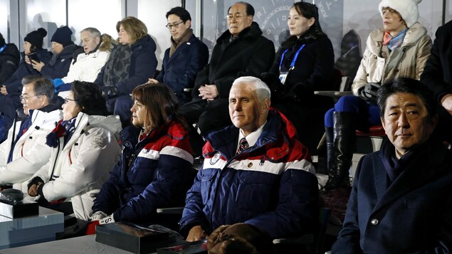 Mike Pence assiste à la cérémonie, assis entre sa femme, Karen, et le premier ministre japonais Shinzo Abe. Derrière lui, les nord-coréens Kim Yong-nam et Kim Jo-yong. Mike Pence assiste à la cérémonie, assis entre sa femme, Karen, et le premier ministre japonais Shinzo Abe. Derrière lui, les nord-coréens Kim Yong-nam et Kim Jo-yong.