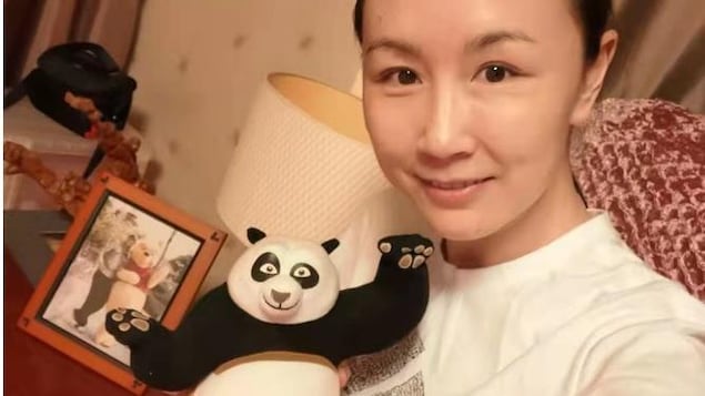 推特上忽然出现彭帅拿着大熊猫的自拍。