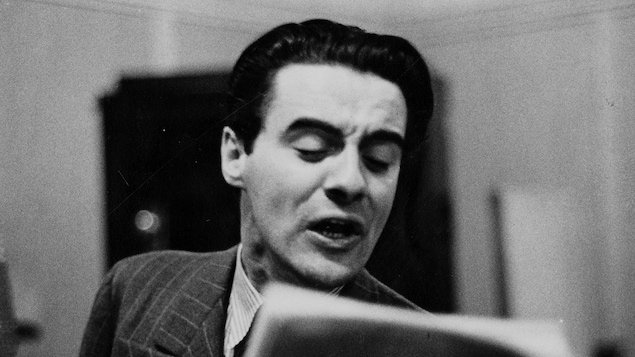 Dans un studio de radio, le réalisateur et comédien Guy Mauffette.