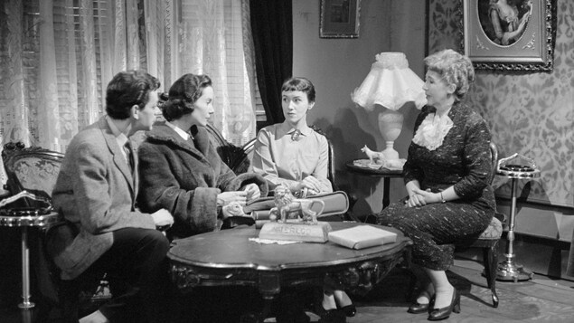 Scène de La pension Velder avec Frédéric Gagnon (Gaétan Labrèche), Élise Velder
(Françoise Faucher), Georgette Dubuc (Jani Pascal) et Joséphine Velder (Lucie De Vienne-Blanc). Scène de La pension Velder avec Frédéric Gagnon (Gaétan Labrèche), Élise Velder
(Françoise Faucher), Georgette Dubuc (Jani Pascal) et Joséphine Velder (Lucie De Vienne-Blanc).