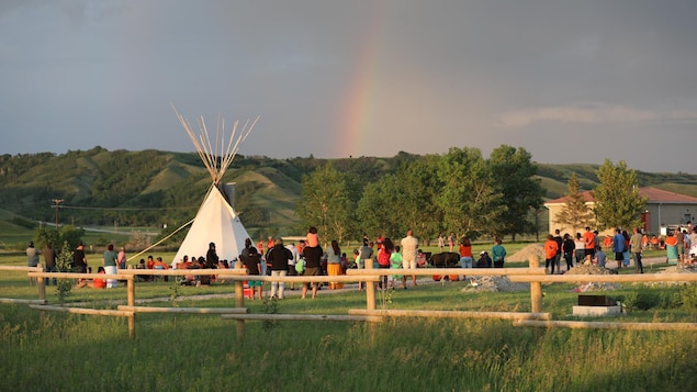 La veillée aux chandelles organisée par la Première Nation Cowessess sur le site de l'ancien pensionnat pour Autochtones de Marieval, en Saskatchewan, le 26 juin 2021.