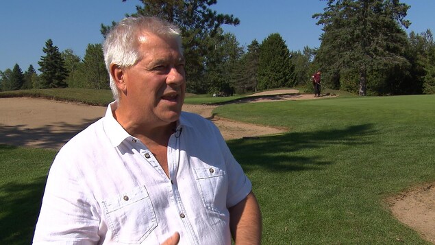 Un homme sur un terrain de golf Un homme sur un terrain de golf