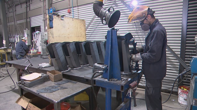 Un soudeur dans un atelier de transformation métallique.