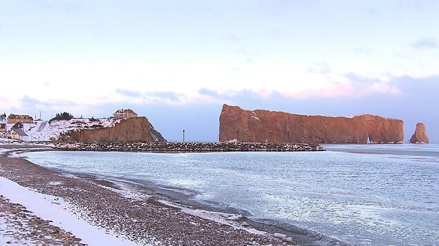 Le rocher Percé et la plage sous la neige.