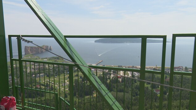 Percé et son rocher vus de la plateforme qui surplombe le paysage. Percé et son rocher vus de la plateforme qui surplombe le paysage.
