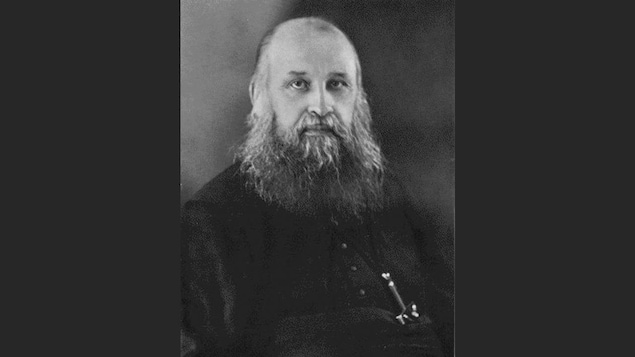 Une photo en noir et blanc d'un portrait de père Adrien-Gabriel Morice.