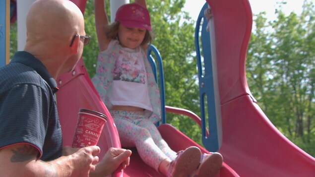 Un père jouant avec sa fille au parc Un père jouant avec sa fille au parc