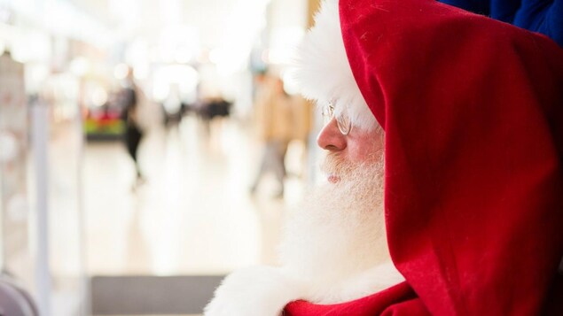Le père Noël de profil en gros plan dans son traîneau