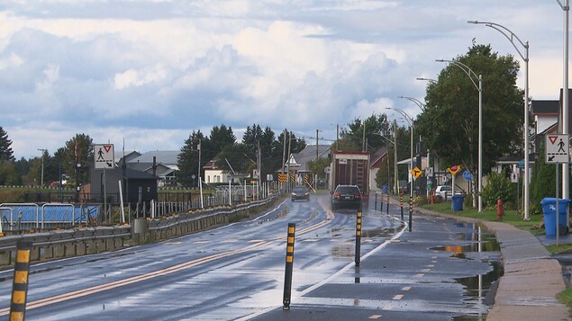 Des véhicules circulent sur la route 169 à Péribonka.