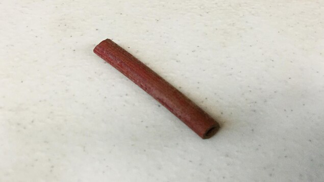 Une pperle de verre tubulaire rouge fabriquée en Europe au 17e siècle. Une pperle de verre tubulaire rouge fabriquée en Europe au 17e siècle.