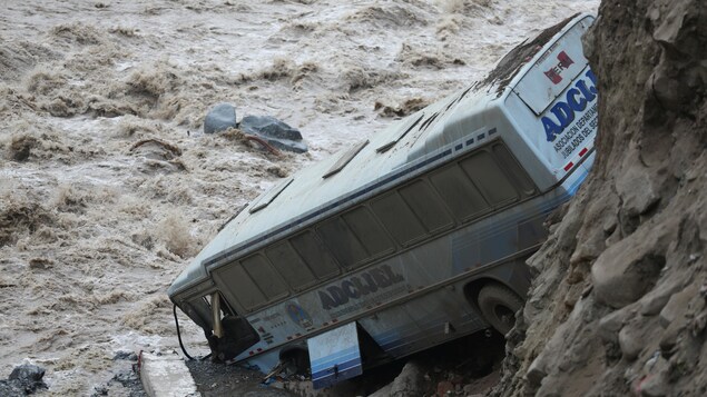 Un autobus tombé en bas d'une falaise lors d'une crue des eaux Un autobus tombé en bas d'une falaise lors d'une crue des eaux