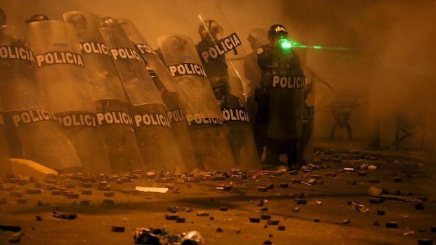 Des milliers de manifestants réclament la démission de la présidente du Pérou à Lima