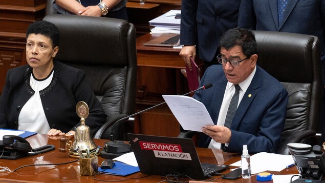 Le Parlement péruvien vote la destitution du président Castillo.