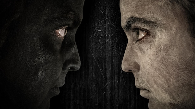 Un homme, deux visages.