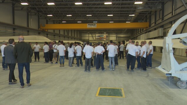 Des employés à l'intérieur de l'usine de LM Wind Power à Gaspé Des employés à l'intérieur de l'usine de LM Wind Power à Gaspé
