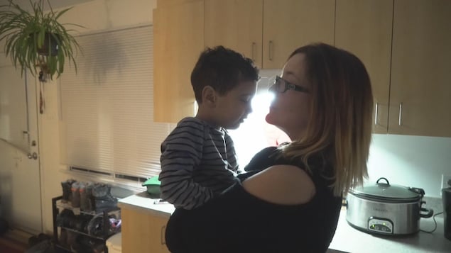 Josée Létourneau et son fils de 5 ans, Malek, qui est autiste.