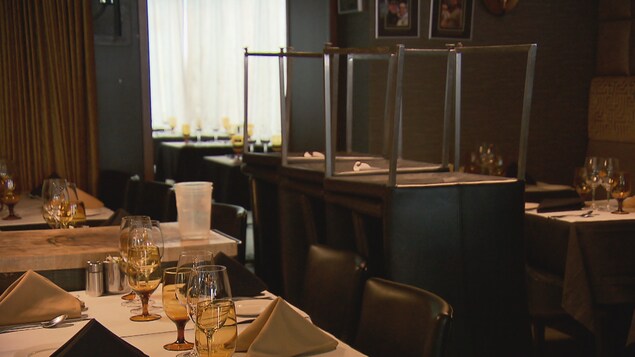 Des sièges installés sur des tables hautes dans un restaurant de Québec