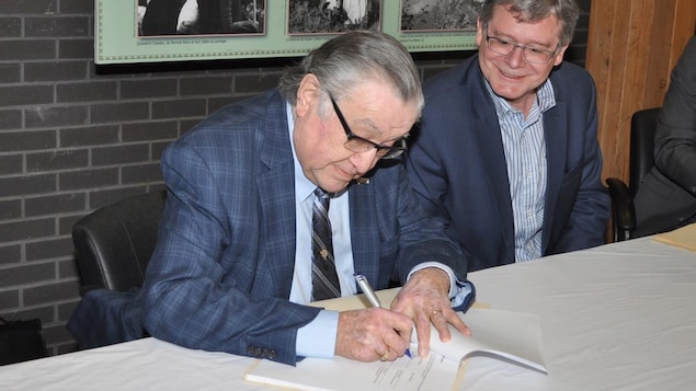 Signature historique entre les Innus de Pessamit et la minière Mason Graphite. Signature historique entre les Innus de Pessamit et la minière Mason Graphite.
