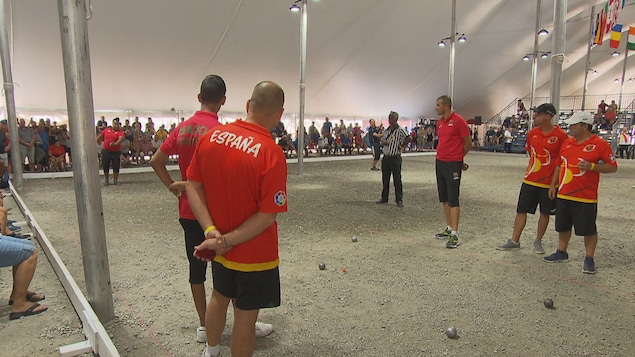 Les professionnels qui jouent un match.