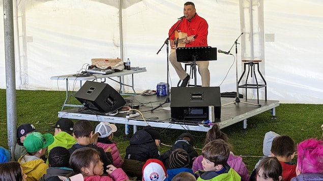 Un échange culturel pour des jeunes du primaire grâce à un spectacle en innu