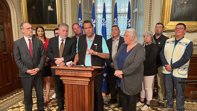 Les Chefs Martin Dufour, Gilbert Dominique et Réal Tettaut, accompagnés des élu.e.s des Conseils des trois Premières Nations ainsi que d’André Albert Morin, du Parti libéral du Québec, de Pascal Bérubé, du Parti Québécois et de Manon Massé, de Québec solidaire.

 