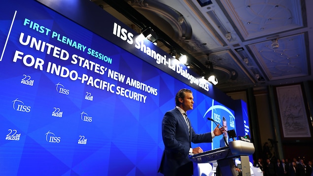 Le secrétaire américain à la Défense, Pete Hegseth, prend la parole lors du 22e dialogue Shangri-La, le 31 mai 2025,  à Singapour. 