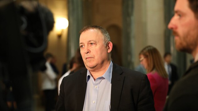 Peter Gilmer à l'Assemblée législative à Regina.