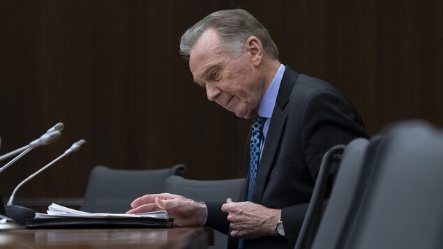 Peter Kent assis au parlement à Ottawa.