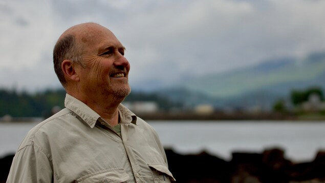 Portrait de Peter Lake, sur une plage de galets. Portrait de Peter Lake, sur une plage de galets.