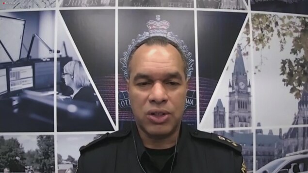 Le chef de la Police d'Ottawa Peter Sloly accorde une entrevue via vidéoconférence.