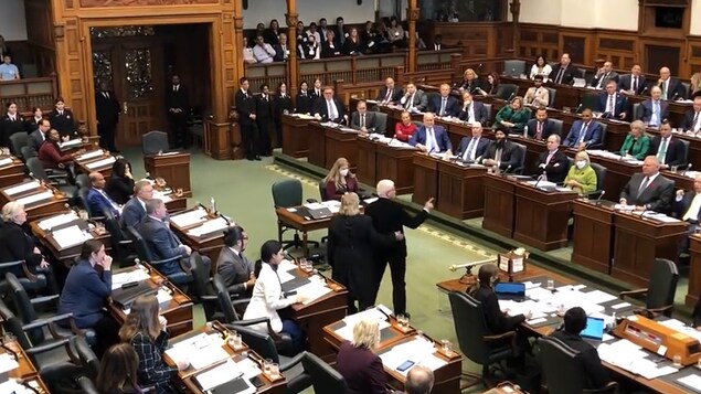 Loi spéciale : 16 députés de l’opposition expulsés en Ontario