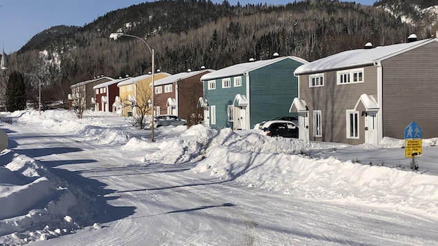 Des maisons colorées dans une rue l'hiver.