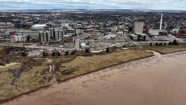 Une photo de la rivière Petitcodiac et le centre-ville de Moncton prise par un drone.