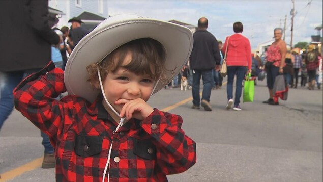 Enfant au Festival western de Sainte-Tite avec un chapeau cowboy, le 8 septembre 2017 Enfant au Festival western de Sainte-Tite avec un chapeau cowboy, le 8 septembre 2017