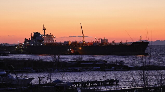 Un pétrolier amarré dans un port de Vladivostok.