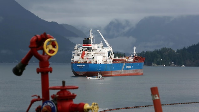 Un pétrolier près de la côte de la Colombie-Britannique Un pétrolier près de la côte de la Colombie-Britannique