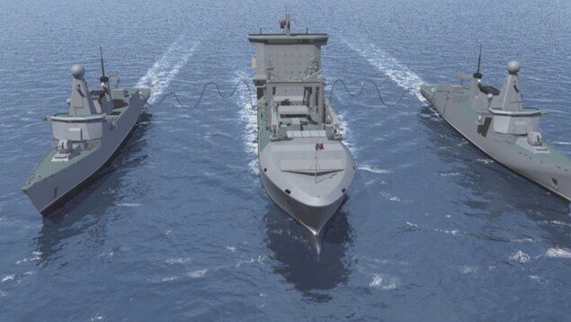 On peut voir trois navires sur l'eau, de devant, en contre-plongée. Celui du centre, le pétrolier ravitailleur, est connecté aux deux autres, qui font le plein de carburant. On peut voir trois navires sur l'eau, de devant, en contre-plongée. Celui du centre, le pétrolier ravitailleur, est connecté aux deux autres, qui font le plein de carburant.