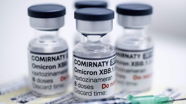 Des échantillons du vaccin Pfizer-BioNTech contre un sous-variant du variant Omicron.