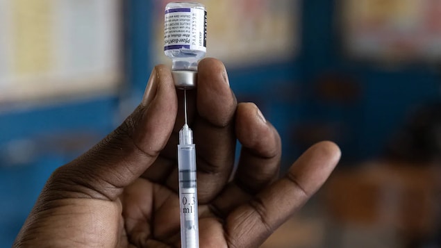 Une seringue dans une fiole de vaccin Pfizer.
